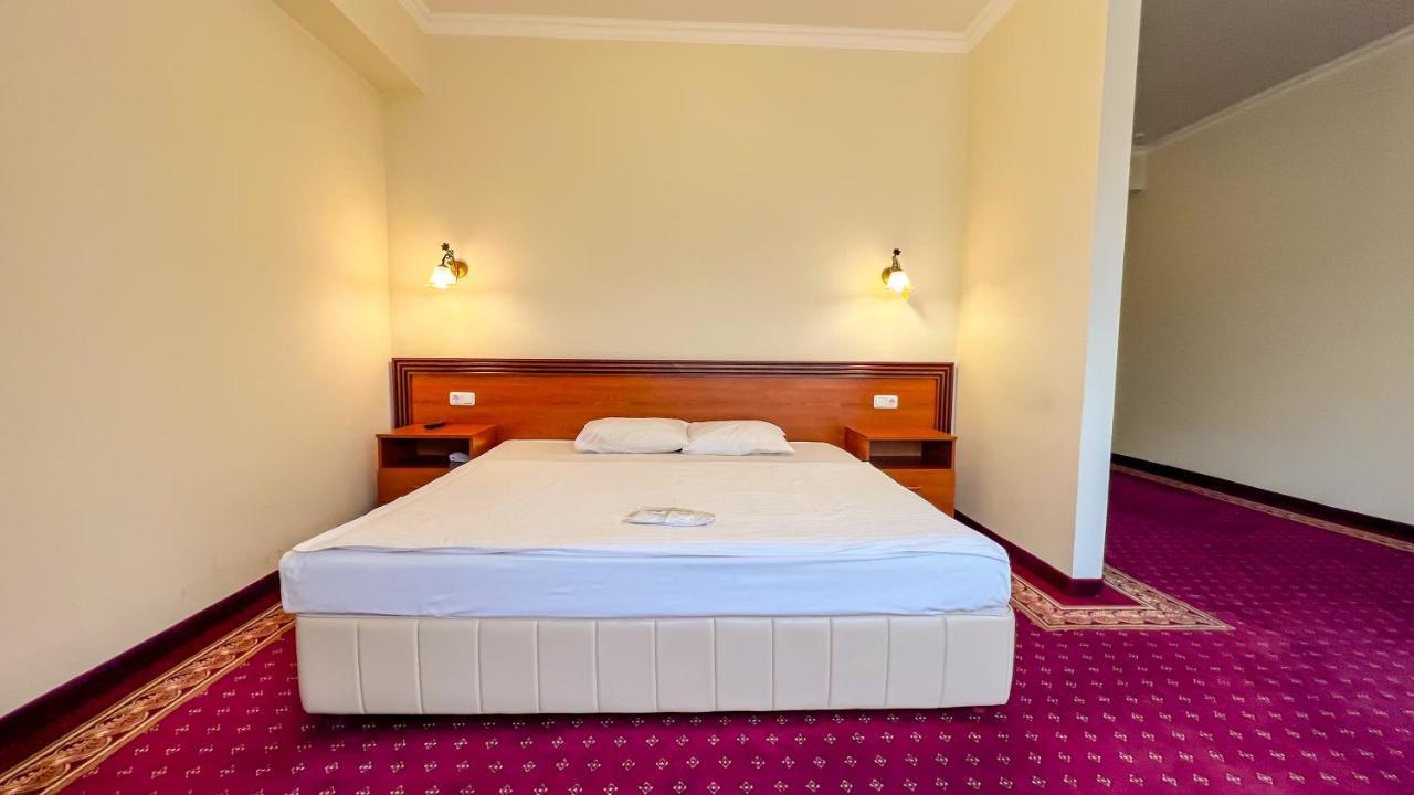 Olympavan Hotel Єреван Екстер'єр фото