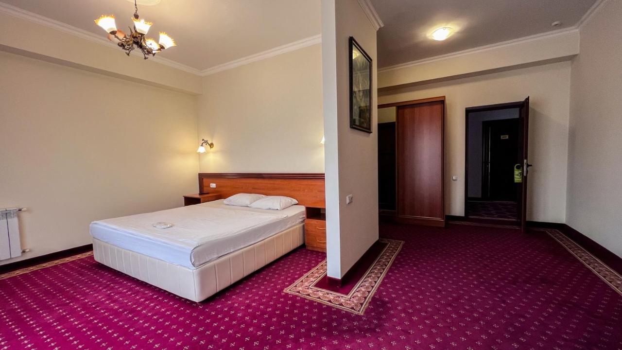 Olympavan Hotel Єреван Екстер'єр фото