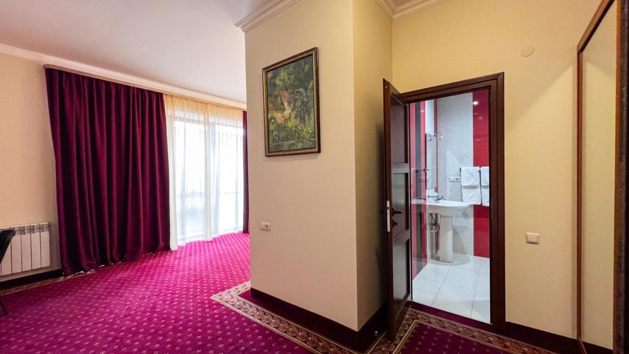 Olympavan Hotel Єреван Екстер'єр фото