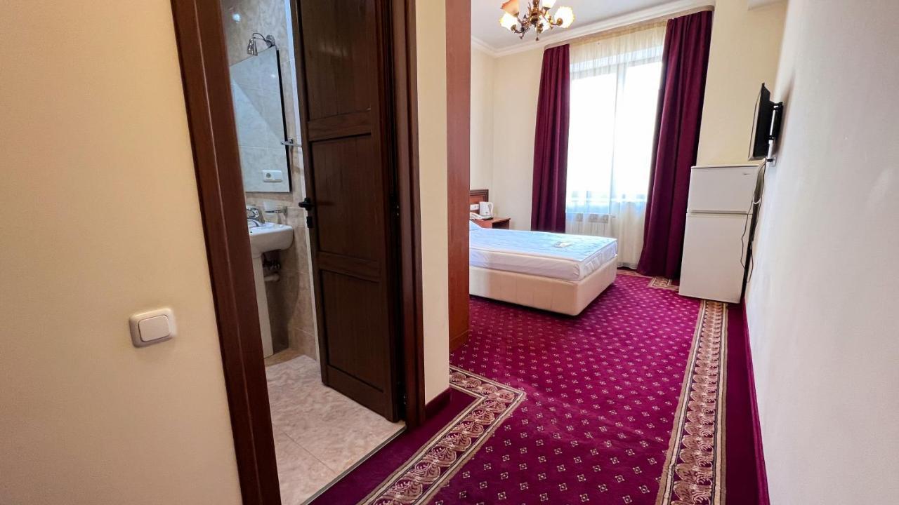 Olympavan Hotel Єреван Екстер'єр фото