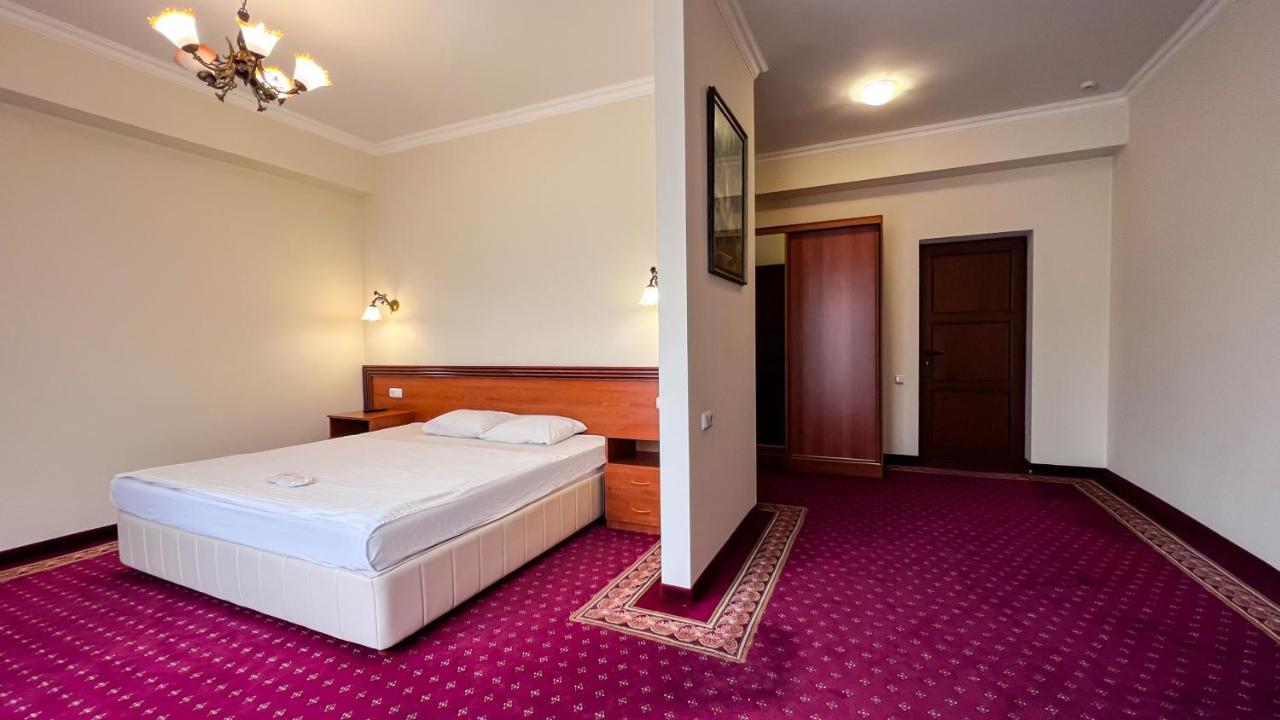 Olympavan Hotel Єреван Екстер'єр фото